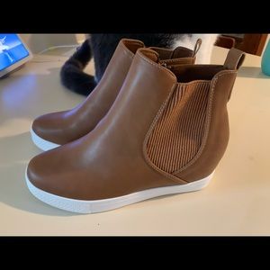 Women’s BRAND NEW Ccocci wedge sneakers!! Size 8